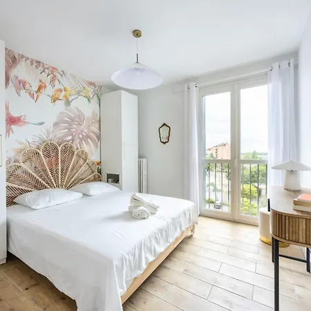 Le Cheval A Bascule - 2 - Balcon 꼴로미에